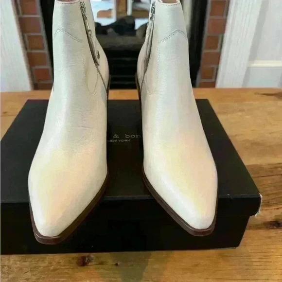 Rag & Bone Razor Boot ~Antq White~9.5 / 39.5 ~ NEW IN BOX WITH DUST BAG TOO 😳!! - Picture 3 of 11